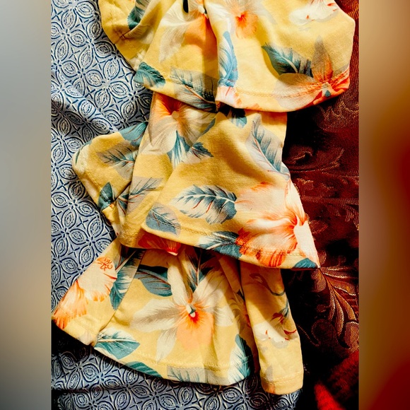 Keyhole neck floral top with ruffle sleeves - Picture 3 of 3